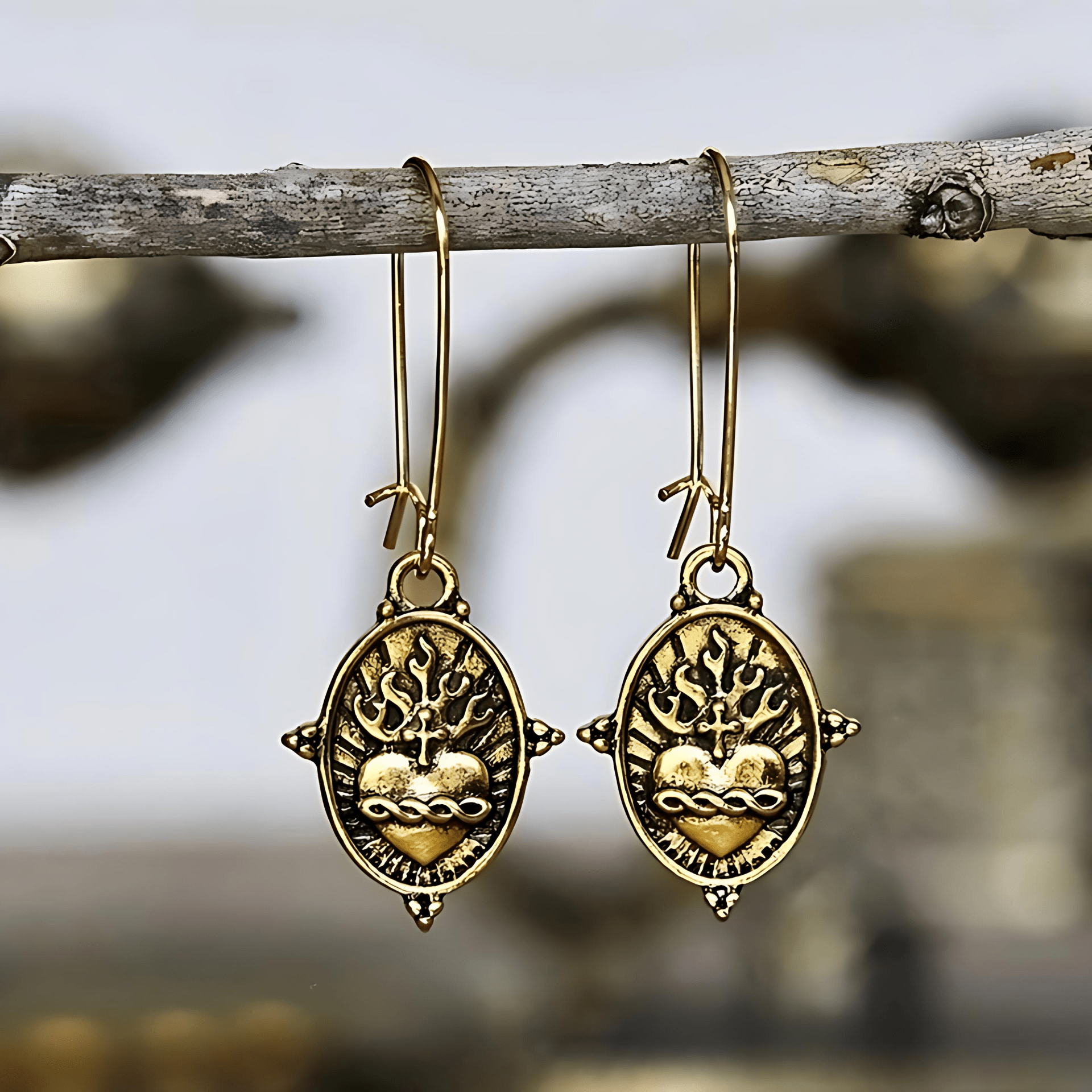 Pendientes Colgantes de Estilo Vintage Corazón Sagrado: Joyería de Fe y Devoción