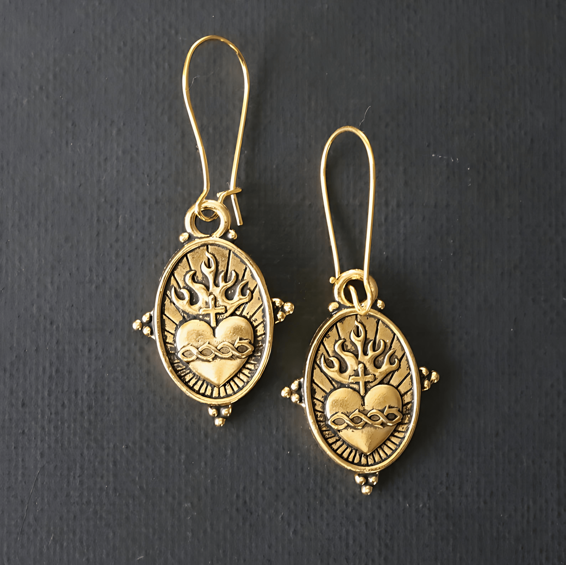 Pendientes Colgantes de Estilo Vintage Corazón Sagrado: Joyería de Fe y Devoción
