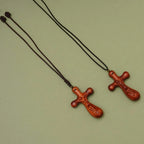 Péndulo de Crucifijo INRI de Sándalo Vintage para Coche y Collar: Devoción en el Camino