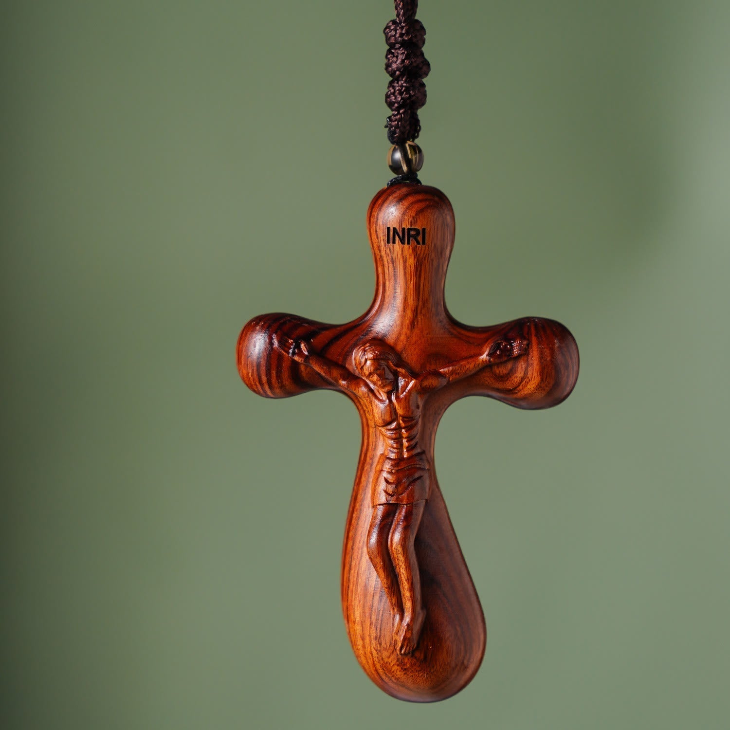 Péndulo de Crucifijo INRI de Sándalo Vintage para Coche y Collar: Devoción en el Camino