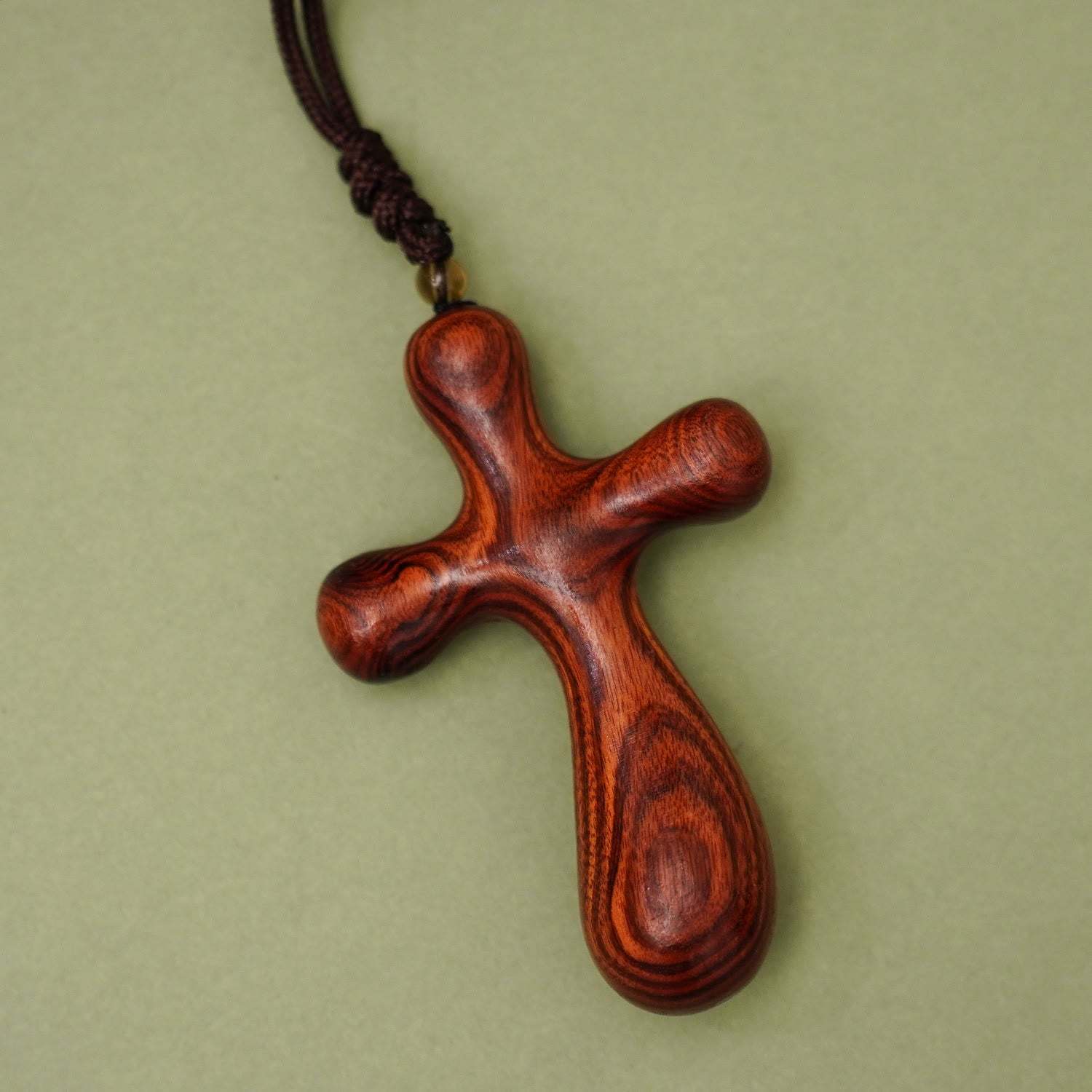Péndulo de Crucifijo INRI de Sándalo Vintage para Coche y Collar: Devoción en el Camino