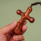 Péndulo de Crucifijo INRI de Sándalo Vintage para Coche y Collar: Devoción en el Camino