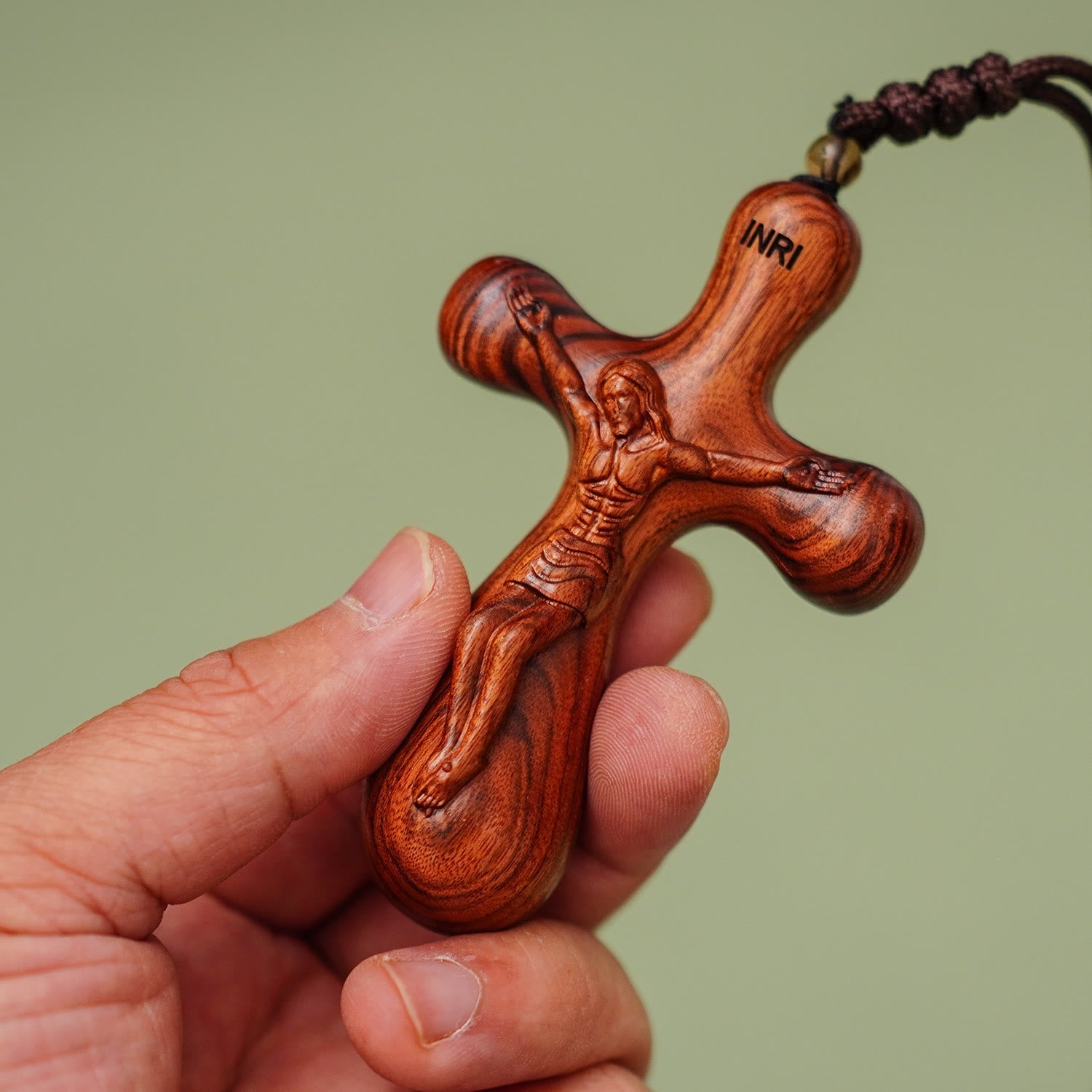 Péndulo de Crucifijo INRI de Sándalo Vintage para Coche y Collar: Devoción en el Camino