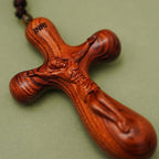 Péndulo de Crucifijo INRI de Sándalo Vintage para Coche y Collar: Devoción en el Camino