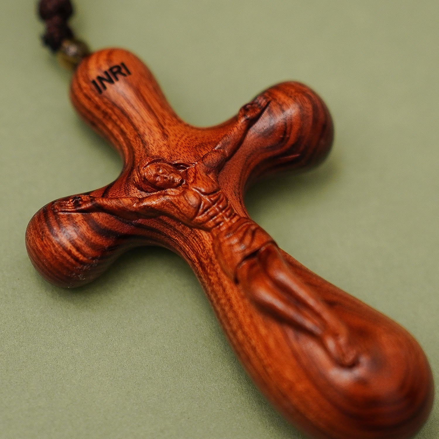 Péndulo de Crucifijo INRI de Sándalo Vintage para Coche y Collar: Devoción en el Camino