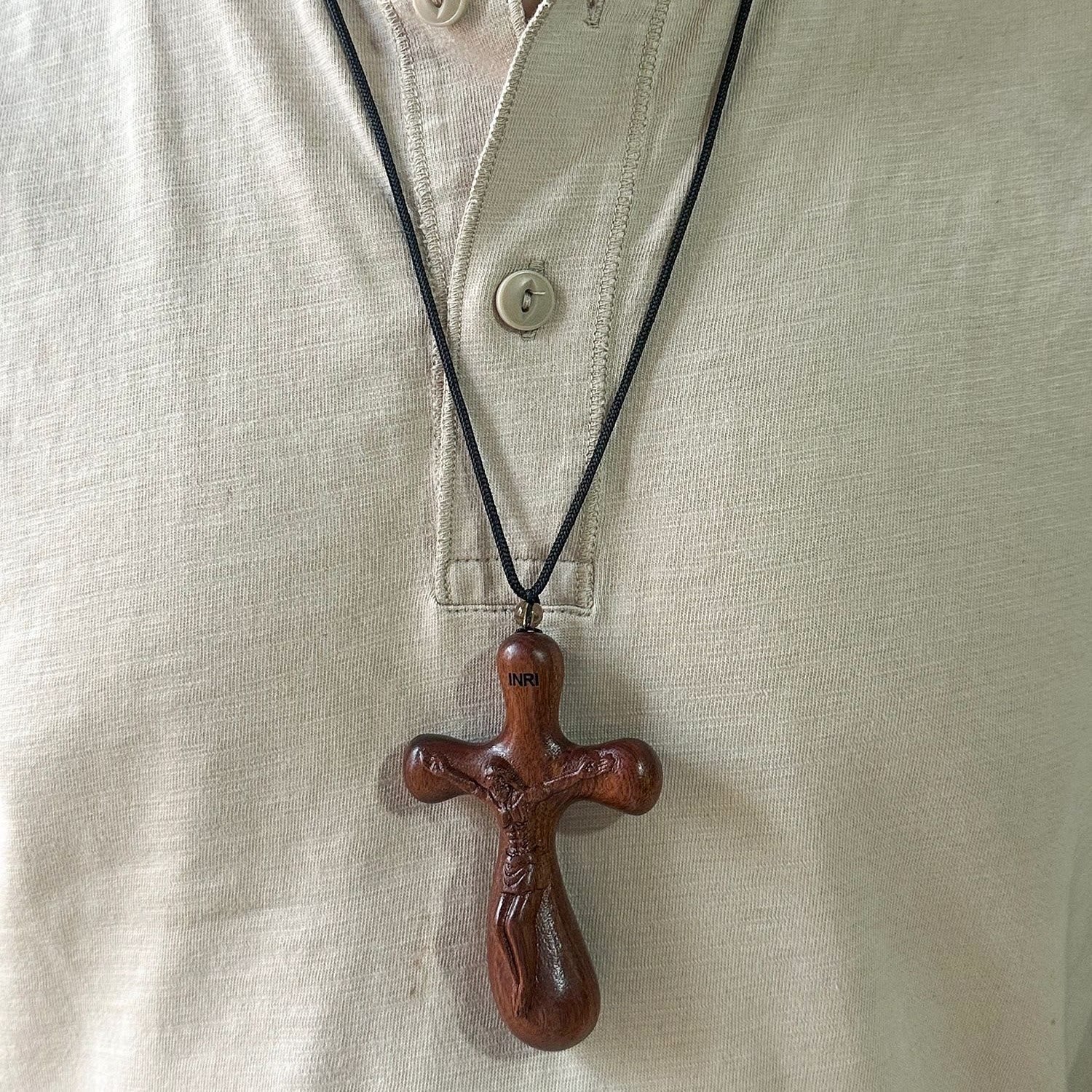 Péndulo de Crucifijo INRI de Sándalo Vintage para Coche y Collar: Devoción en el Camino