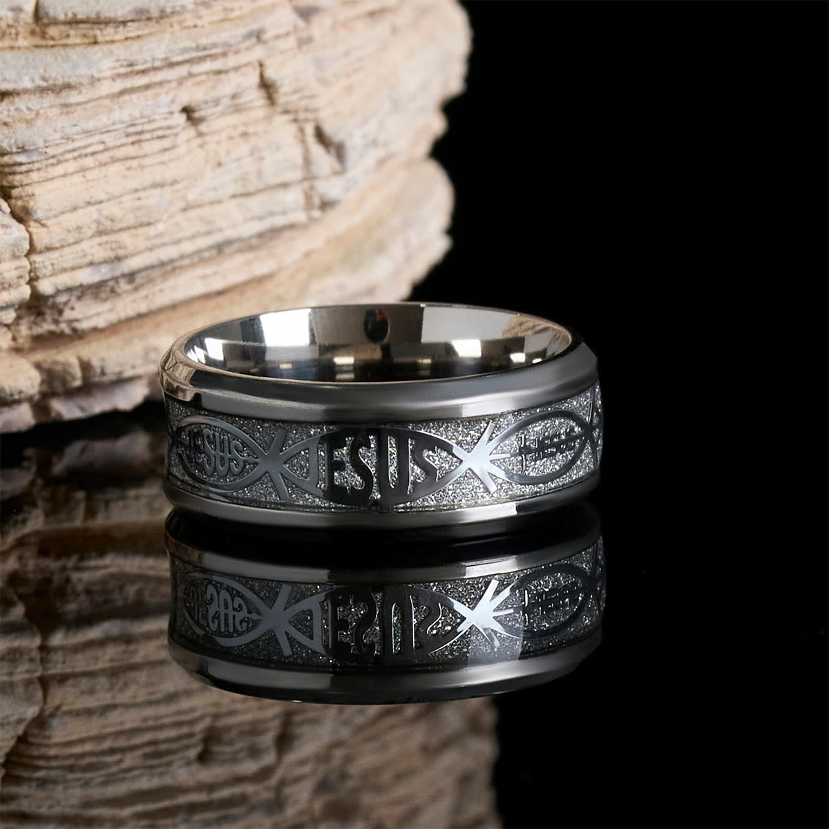 Anillo Rústico de Acero Inoxidable: "Jesús" en Pez