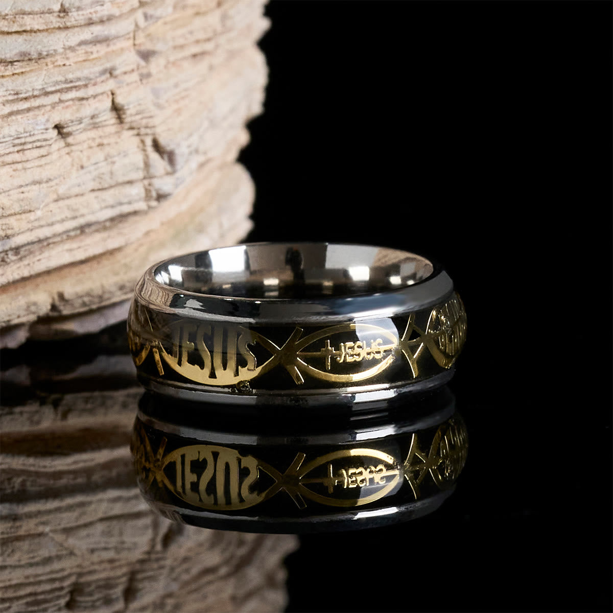 Anillo Rústico de Acero Inoxidable: "Jesús" en Pez
