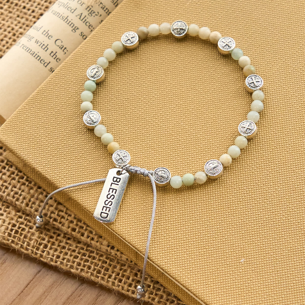 Tobillera de Bendición de San Benito en Dos Colores con Perlas de Piedra Natural Suave
