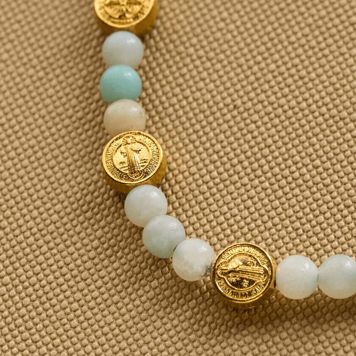 Tobillera de Bendición de San Benito en Dos Colores con Perlas de Piedra Natural Suave