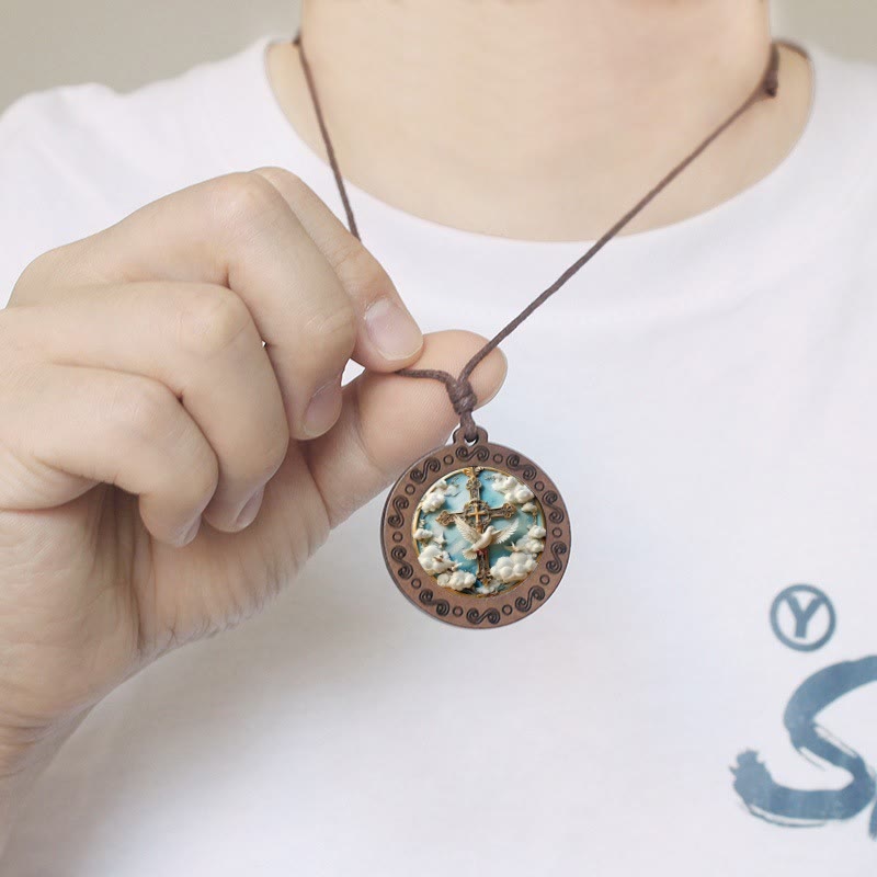 Collar de Paloma y Cruz del Espíritu Santo: Una Expresión Visual de Fe Devota