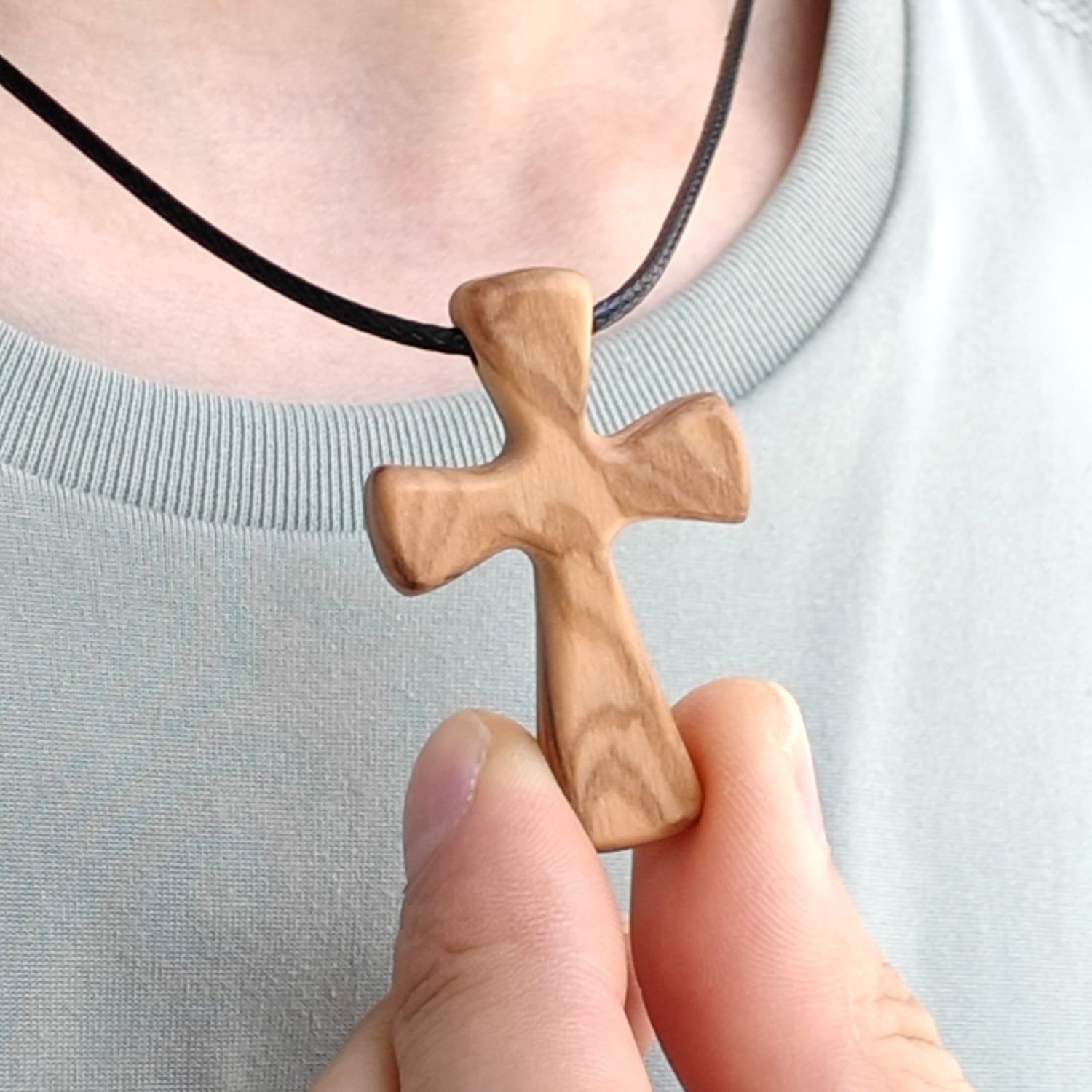 Collar con Colgante de Cruz de Madera : Joyería de Fe Cristiana
