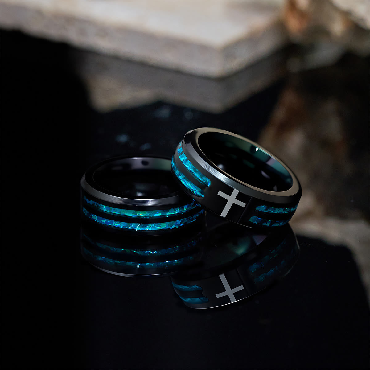 Anillo de Cruz de Acero de Titanio Moderno con Incrustación Azul Láser: Serenidad en la Luz Azul de Cristo
