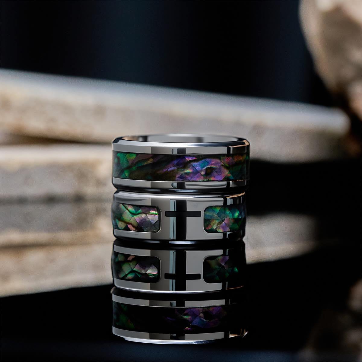 Anillo Minimalista de Fe en Titanio con Incrustaciones de Colores de Vidrio Esmaltado Brillantes