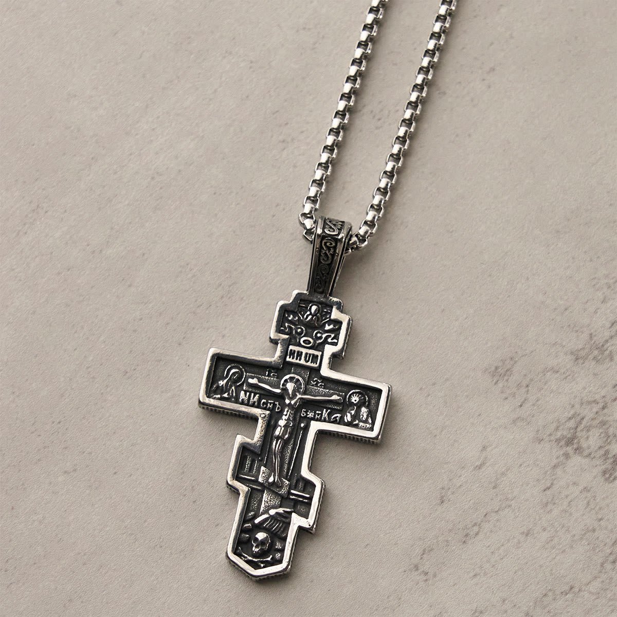 Collar de Crucifijo Ortodoxo en Dos Colores con Profundo Significado Espiritual