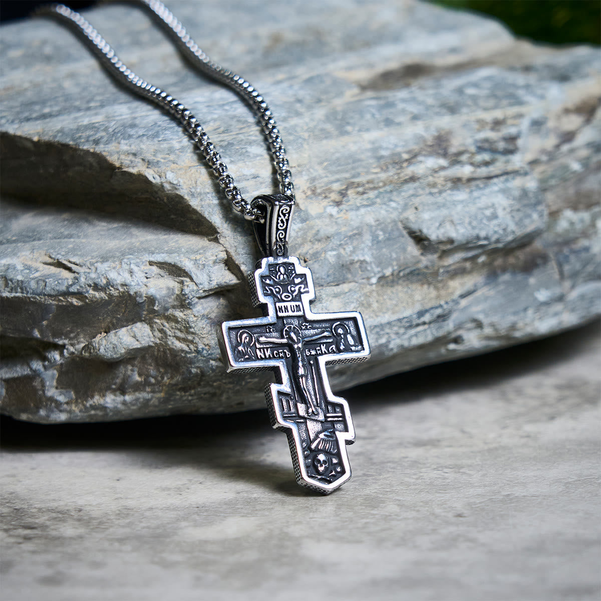 Collar de Crucifijo Ortodoxo en Dos Colores con Profundo Significado Espiritual