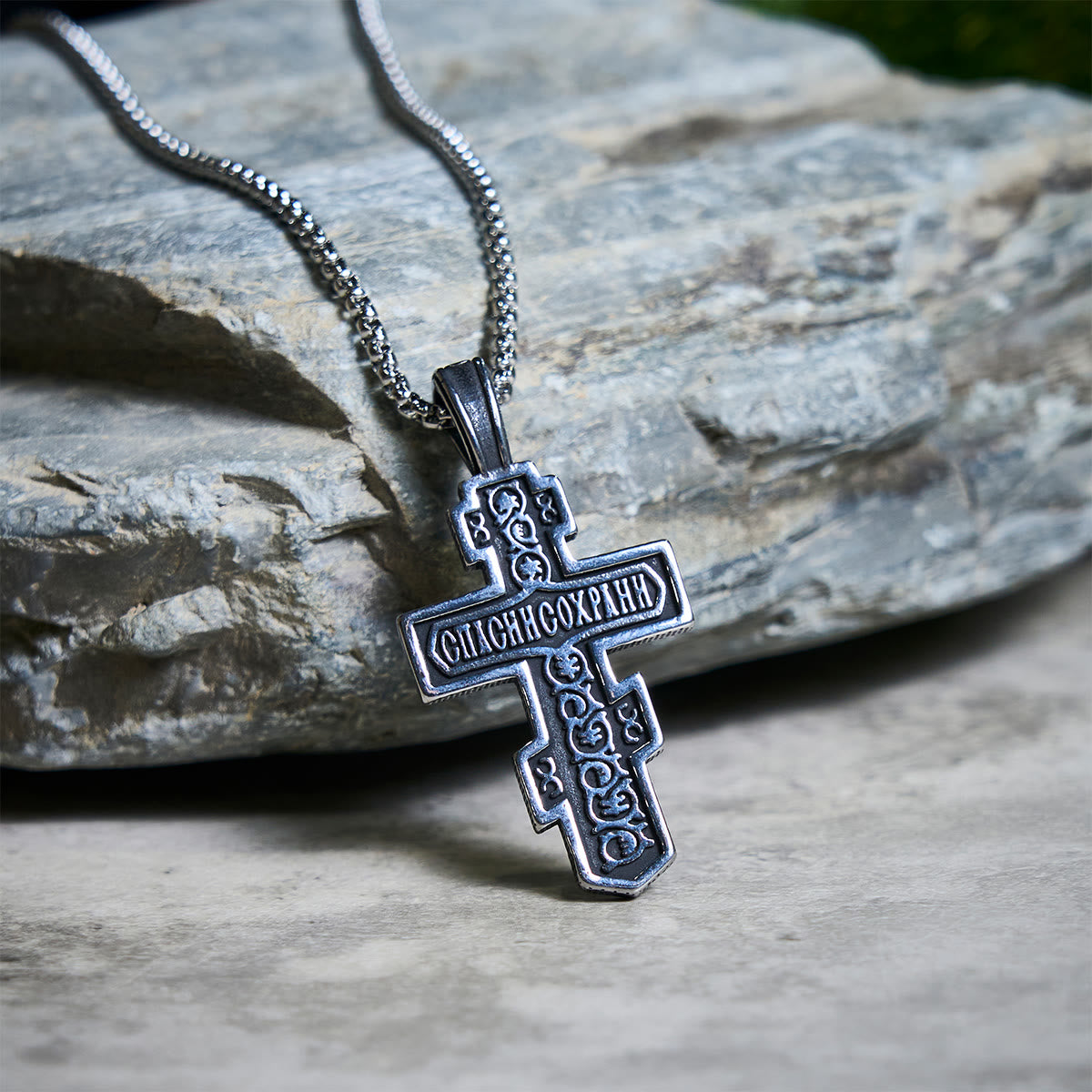 Collar de Crucifijo Ortodoxo de Dos Colores con Profundo Significado Espiritual