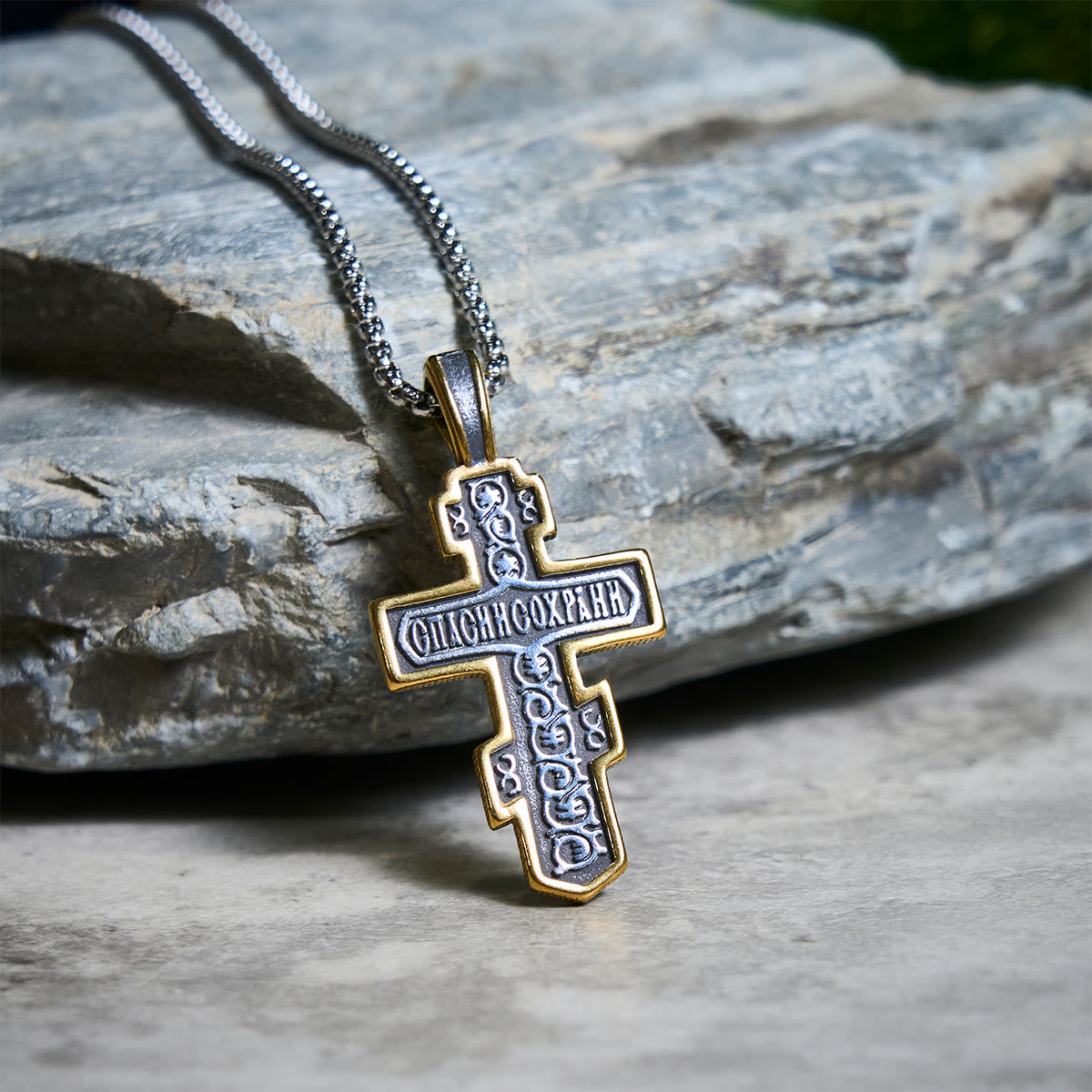 Collar de Crucifijo Ortodoxo en Dos Colores con Profundo Significado Espiritual