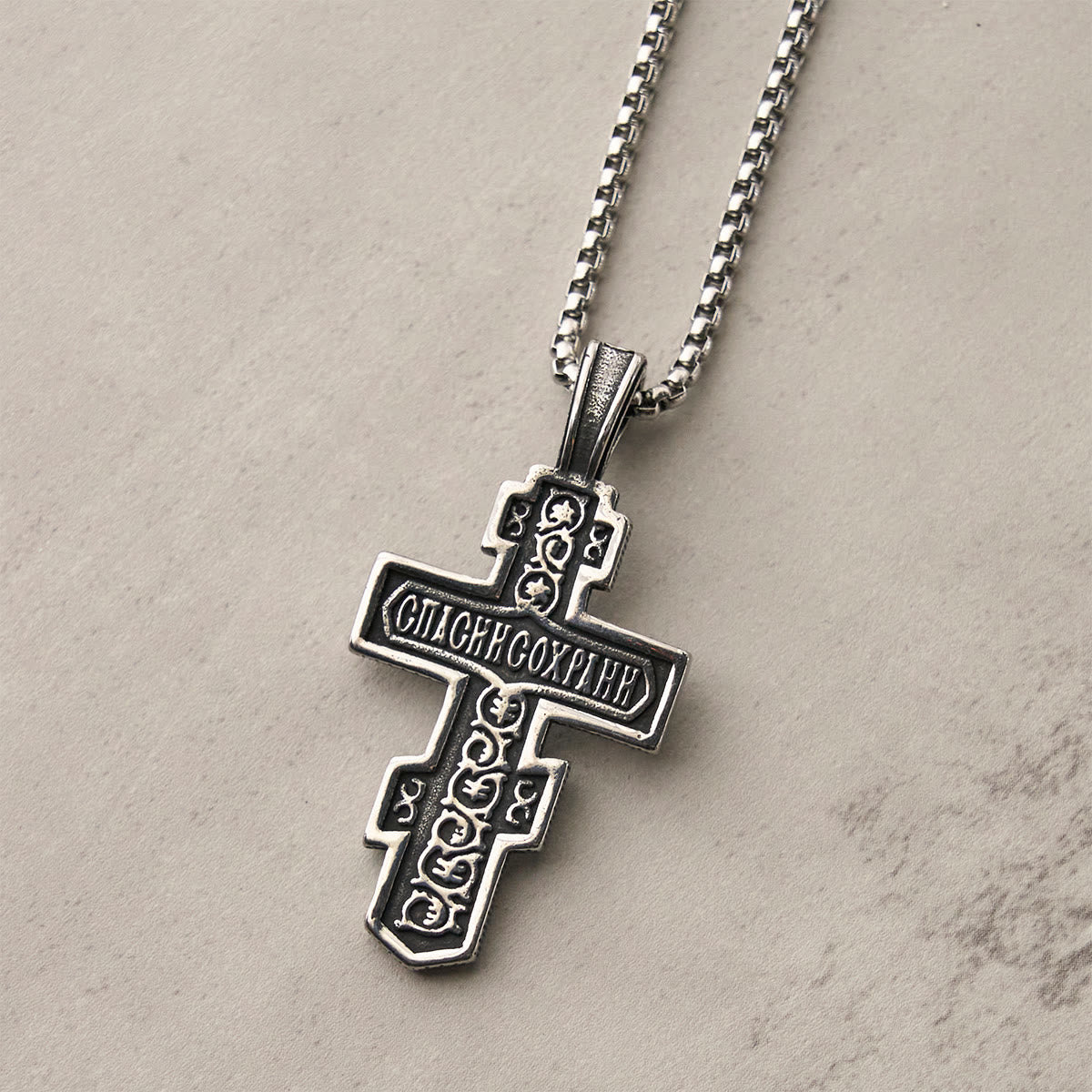 Collar de Crucifijo Ortodoxo en Dos Colores con Profundo Significado Espiritual