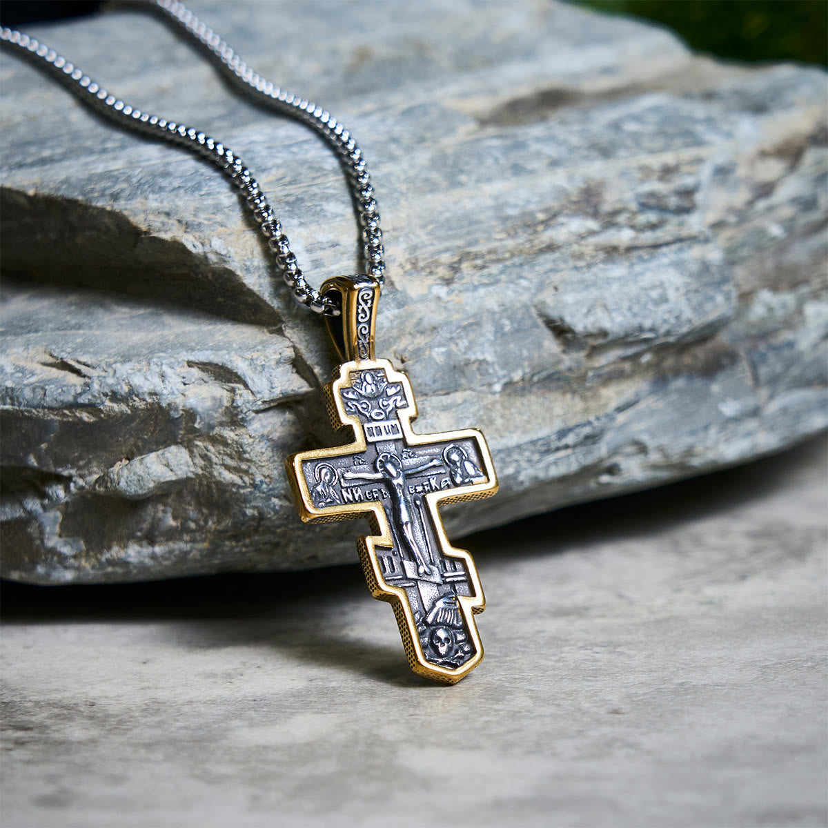 Collar de Crucifijo Ortodoxo en Dos Colores con Profundo Significado Espiritual