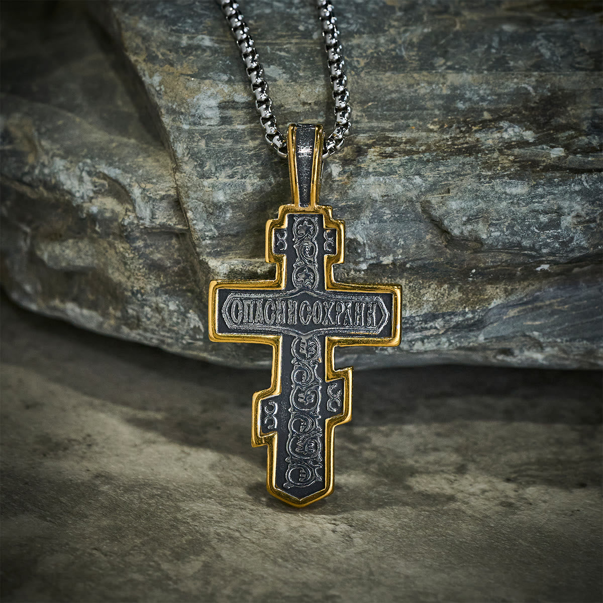 Collar de Crucifijo Ortodoxo en Dos Colores con Profundo Significado Espiritual