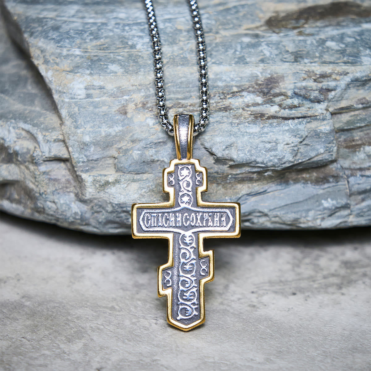 Collar de Crucifijo Ortodoxo en Dos Colores con Profundo Significado Espiritual