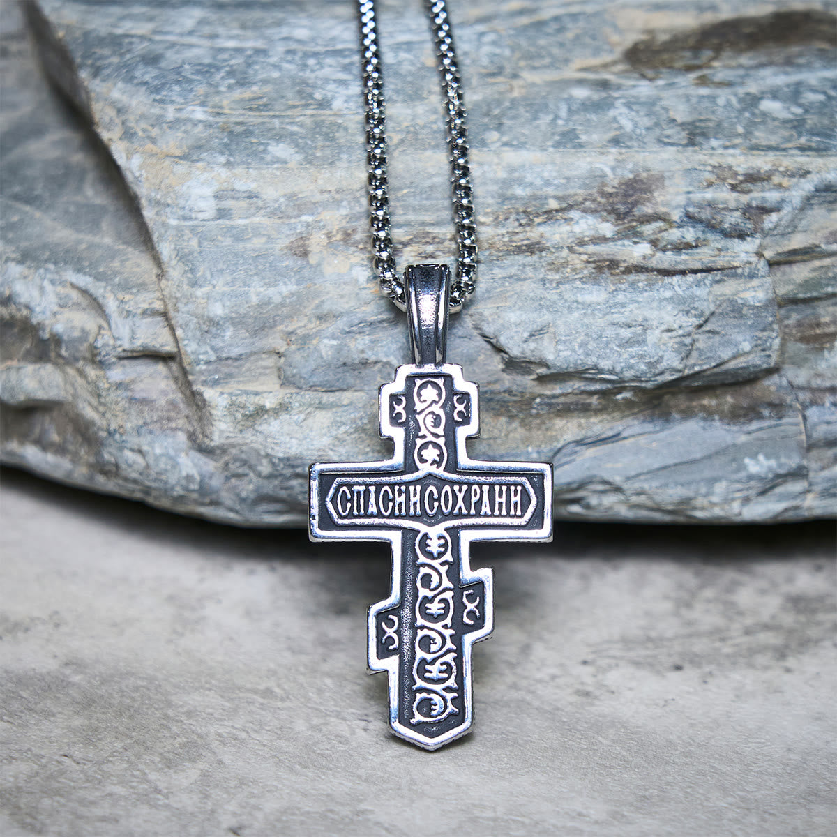 Collar de Crucifijo Ortodoxo de Dos Colores con Profundo Significado Espiritual