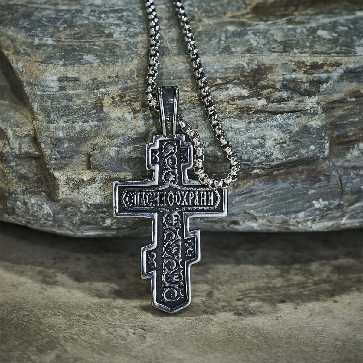 Collar de Crucifijo Ortodoxo en Dos Colores con Profundo Significado Espiritual
