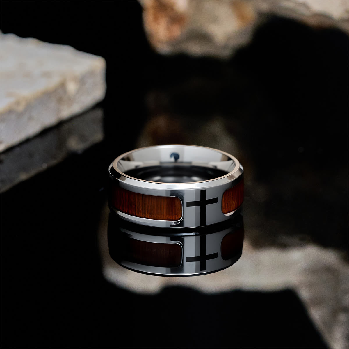 Anillo Cruz Moderno y Elegante con Detalle de Madera: Fe Arraigada en la Naturaleza