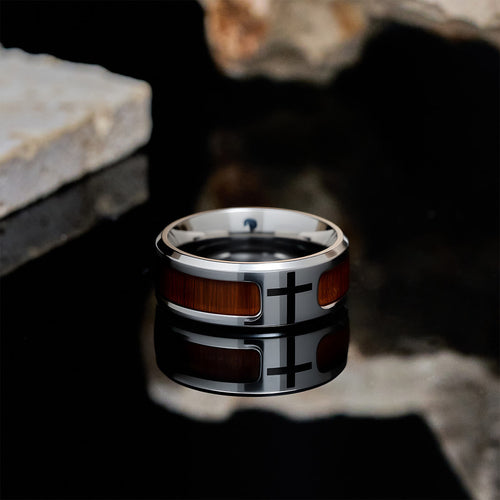 Anillo Cruz Moderno y Elegante con Detalle de Madera: Fe Arraigada en la Naturaleza