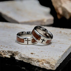 Anillo Cruz Moderno y Elegante con Detalle de Madera: Fe Arraigada en la Naturaleza