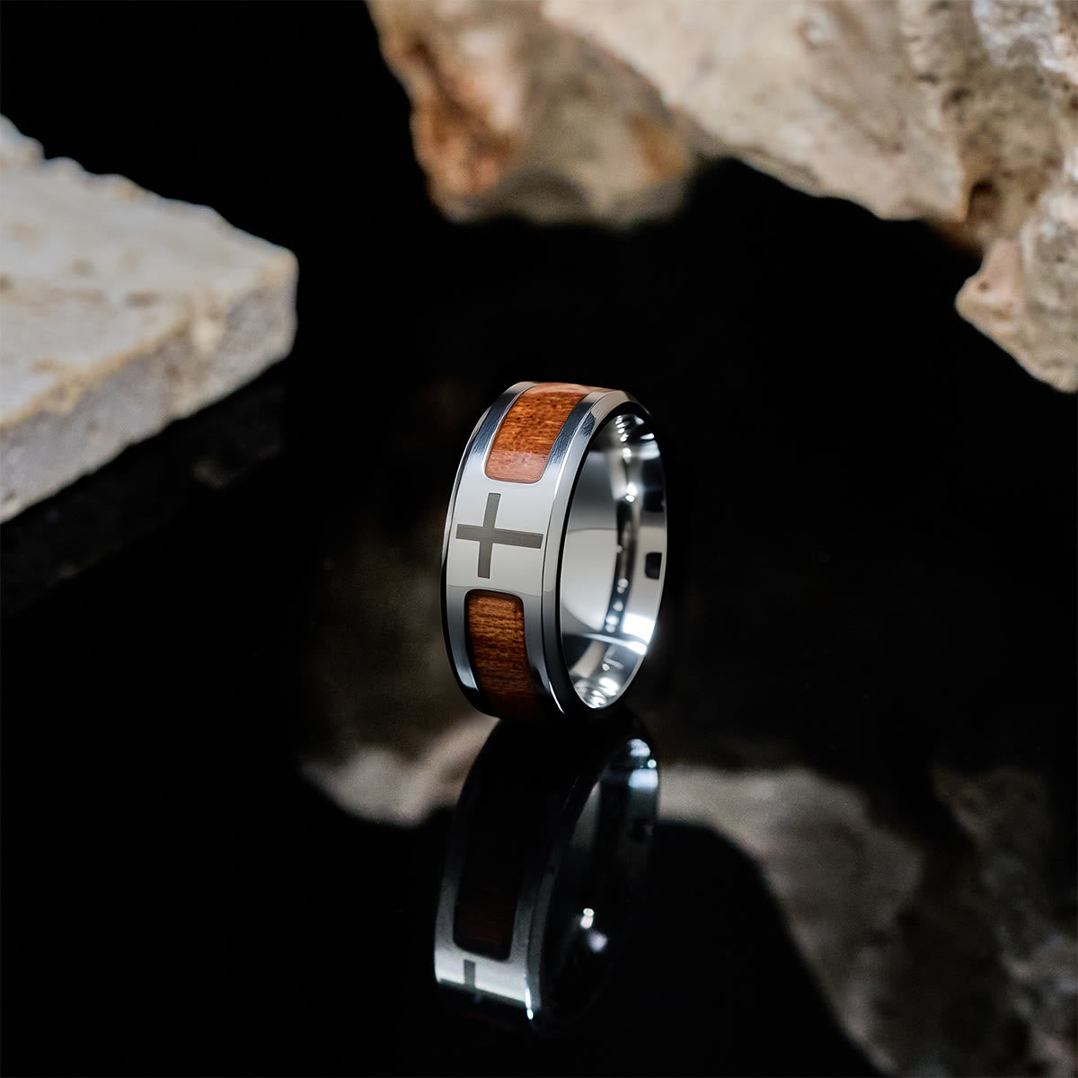 Anillo Cruz Moderno y Elegante con Detalle de Madera: Fe Arraigada en la Naturaleza