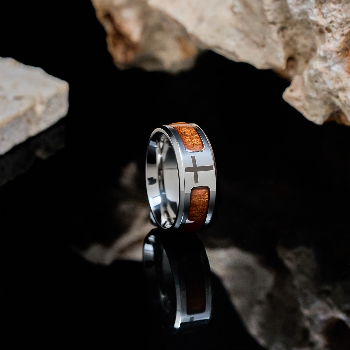 Anillo Cruz Moderno y Elegante con Detalle de Madera: Fe Arraigada en la Naturaleza