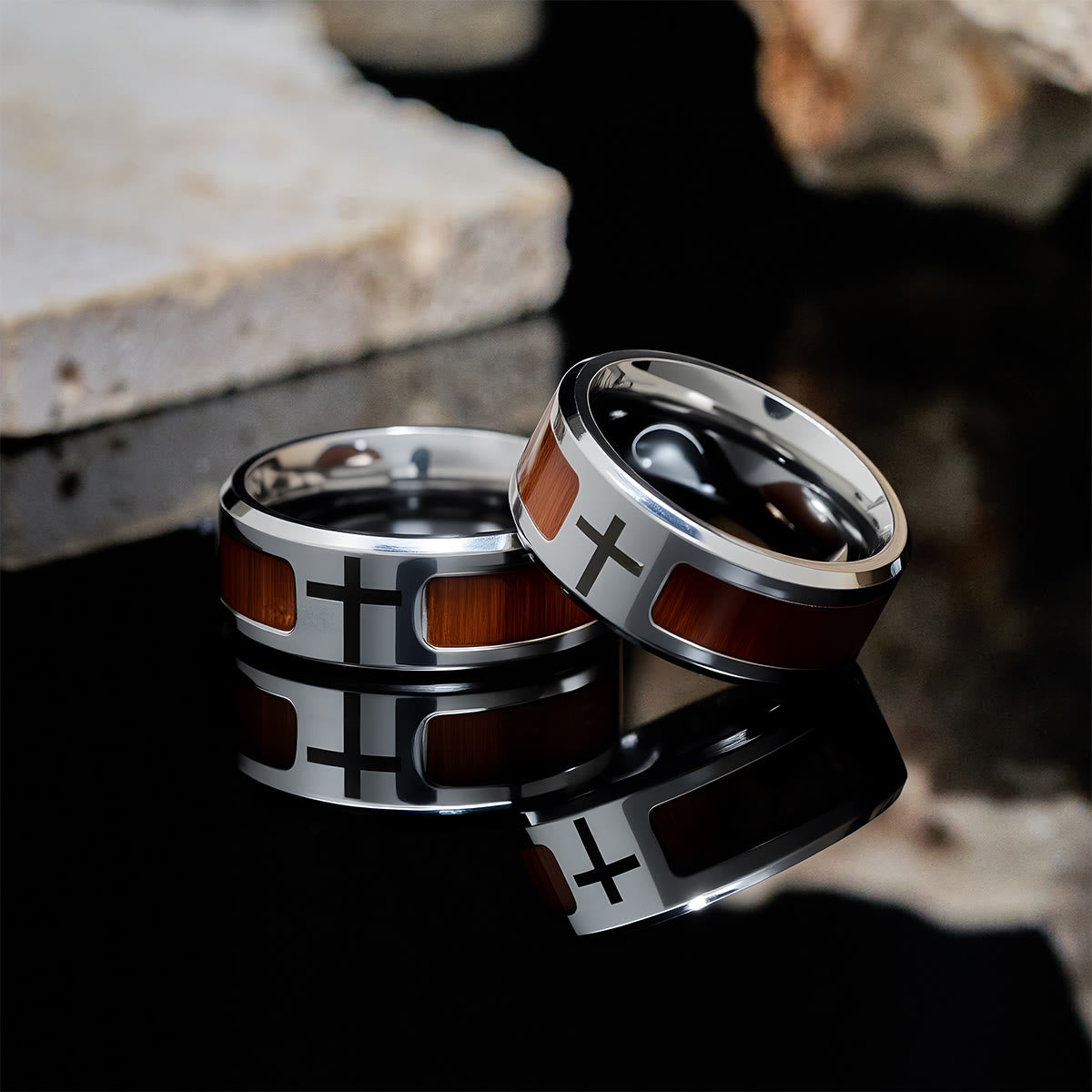 Anillo Cruz Moderno y Elegante con Detalle de Madera: Fe Arraigada en la Naturaleza