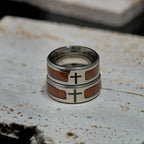 Anillo Cruz Moderno y Elegante con Detalle de Madera: Fe Arraigada en la Naturaleza