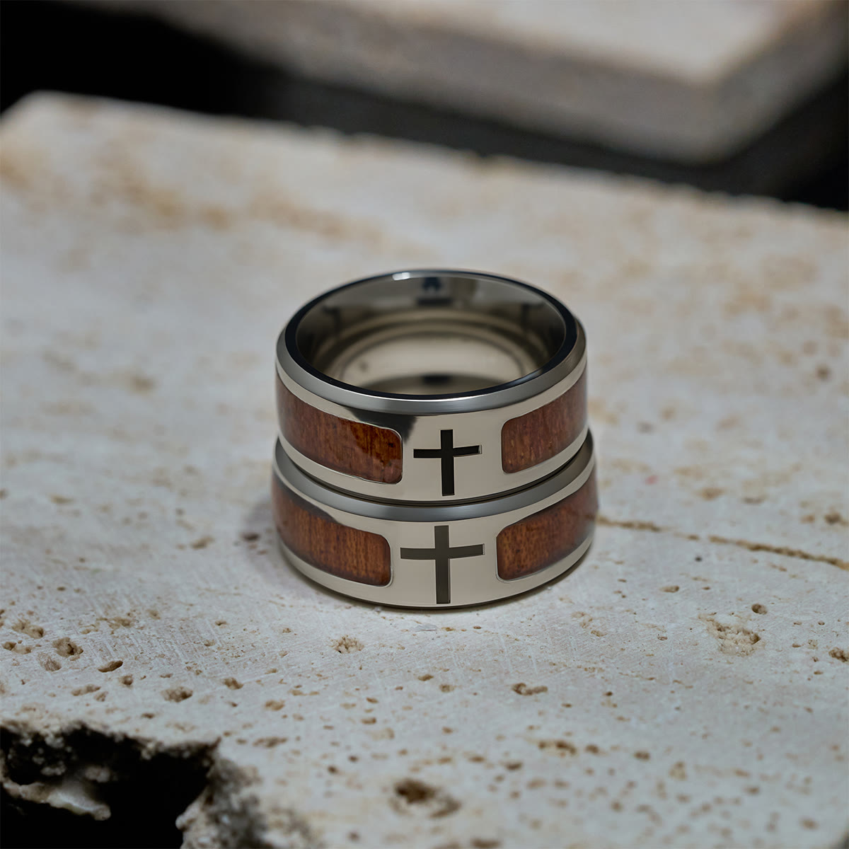 Anillo Cruz Moderno y Elegante con Detalle de Madera: Fe Arraigada en la Naturaleza