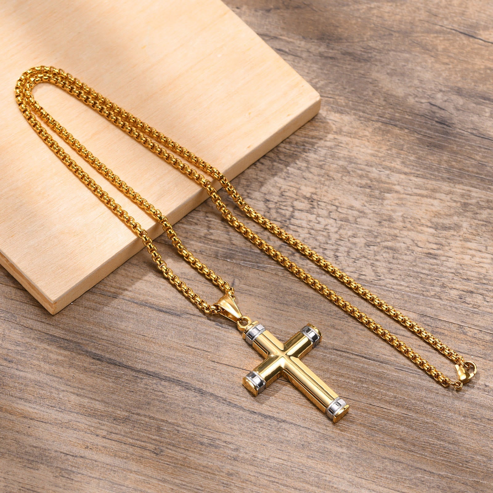 Collar de Cruz Multicolor con Escritura: Ropa de Fe Personalizada
