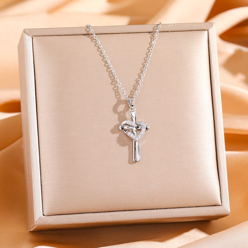 Collar de Corazón y Cruz de Doble Tono con Zircones: Fusión de Amor y Fe