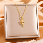 Collar de Corazón y Cruz de Doble Tono con Zircones: Fusión de Amor y Fe