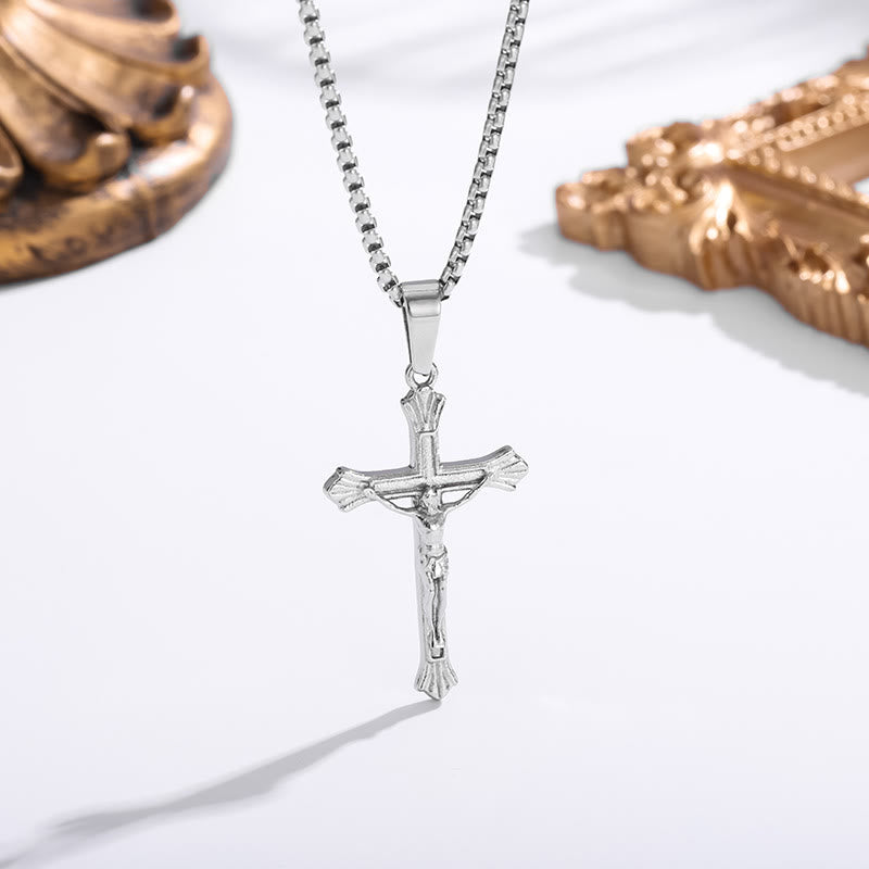 Collar Crucifijo de Jesús Tricolor: Una Fusión de Fe y Tonos Elegantes