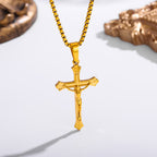 Collar Crucifijo de Jesús Tricolor: Una Fusión de Fe y Tonos Elegantes