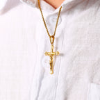 Collar Crucifijo de Jesús Tricolor: Una Fusión de Fe y Tonos Elegantes
