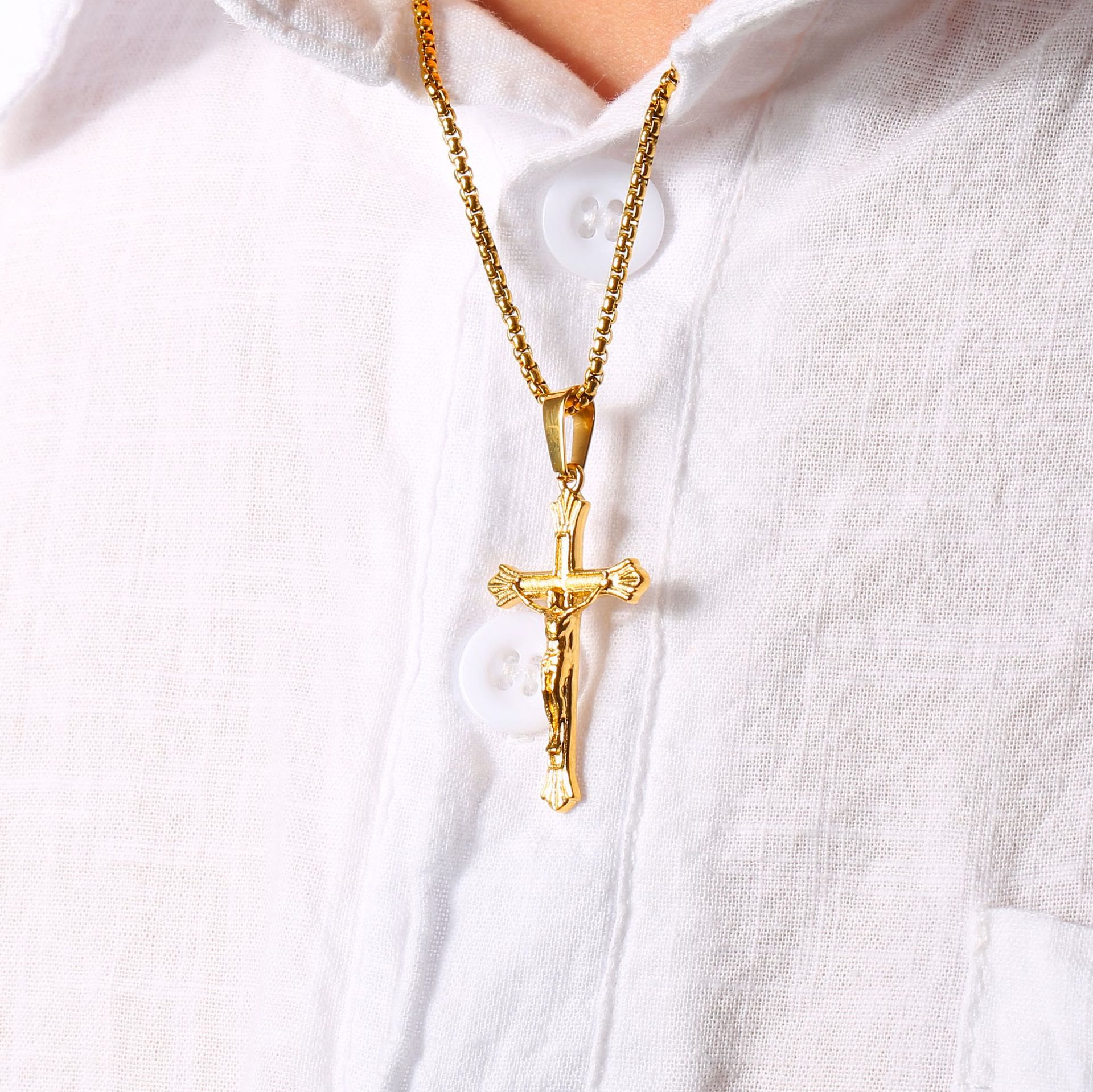 Collar Crucifijo de Jesús Tricolor: Una Fusión de Fe y Tonos Elegantes