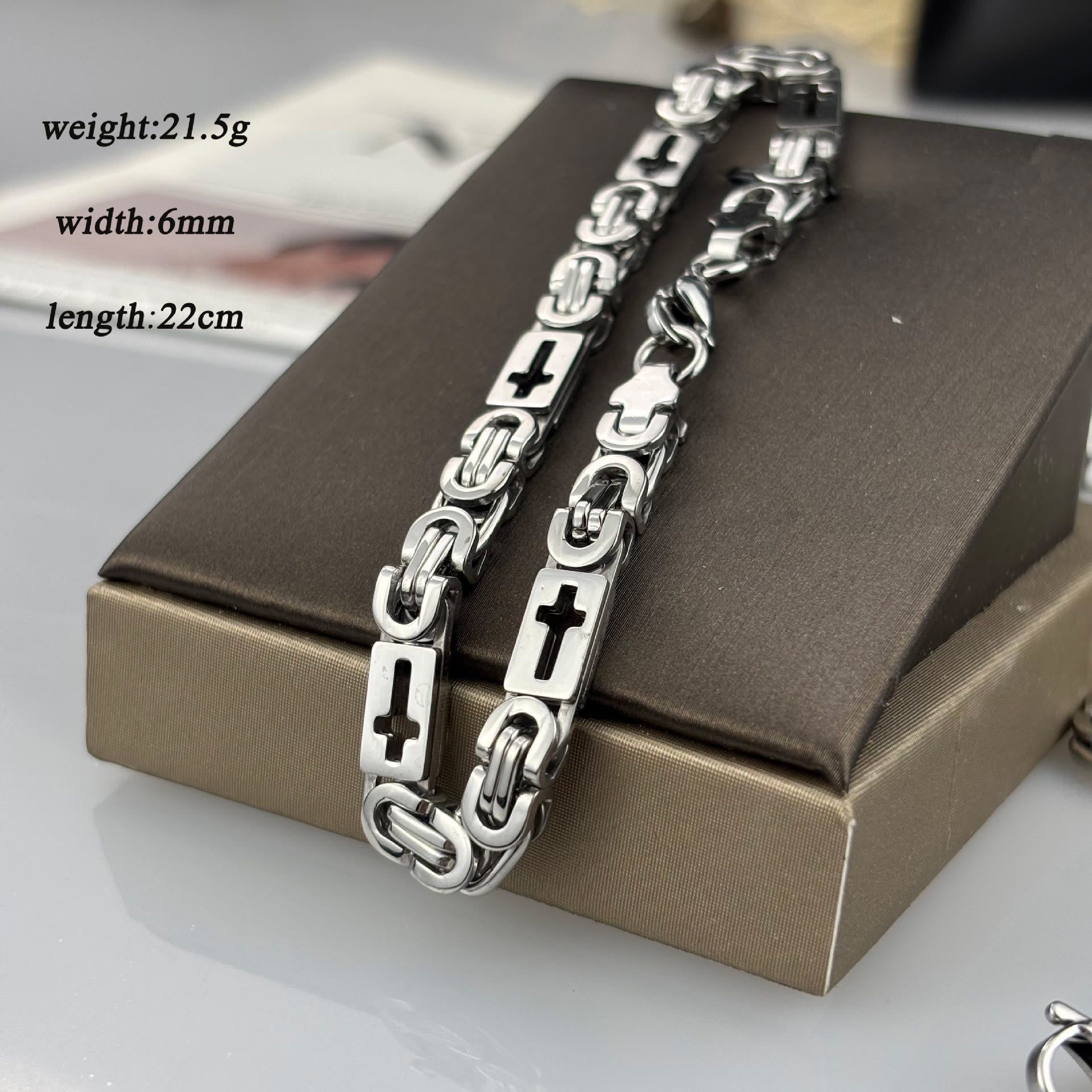 Collar y Pulsera de Cadena con Cruz Tricolor: Declaración de Fe Audaz