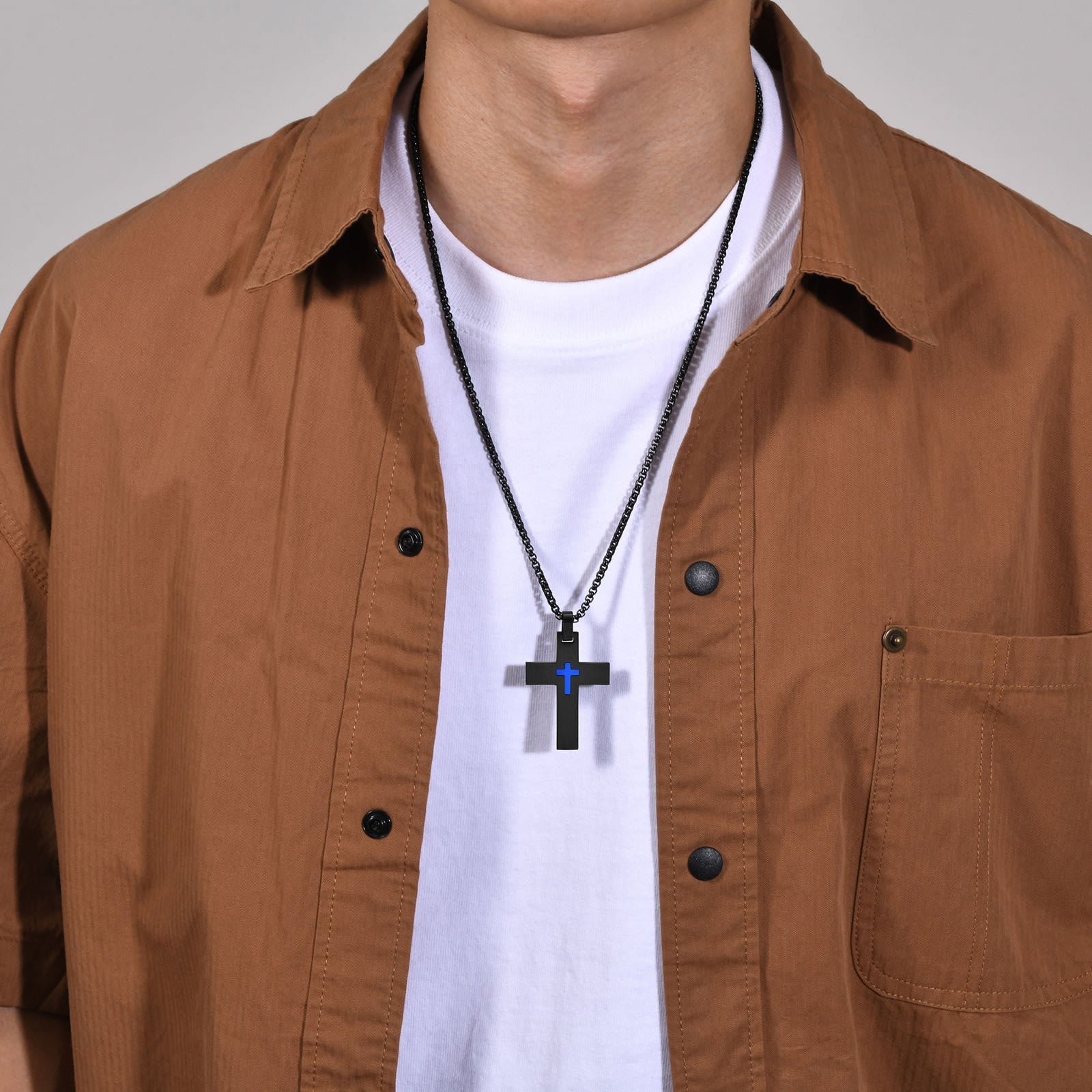 Collar de Cruz de Acero Inoxidable Bicolor: La Fe se Encuentra con el Estilo Contrastante