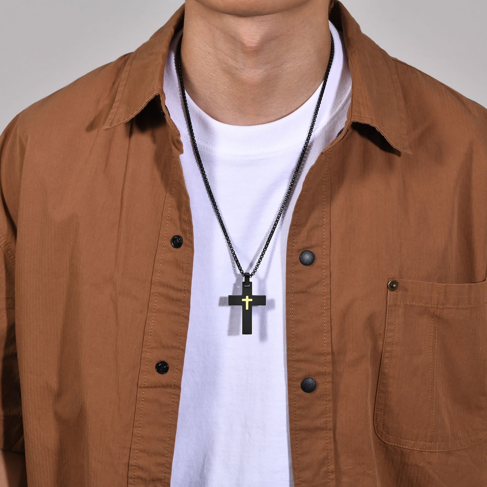 Collar de Cruz de Acero Inoxidable Bicolor: La Fe se Encuentra con el Estilo Contrastante