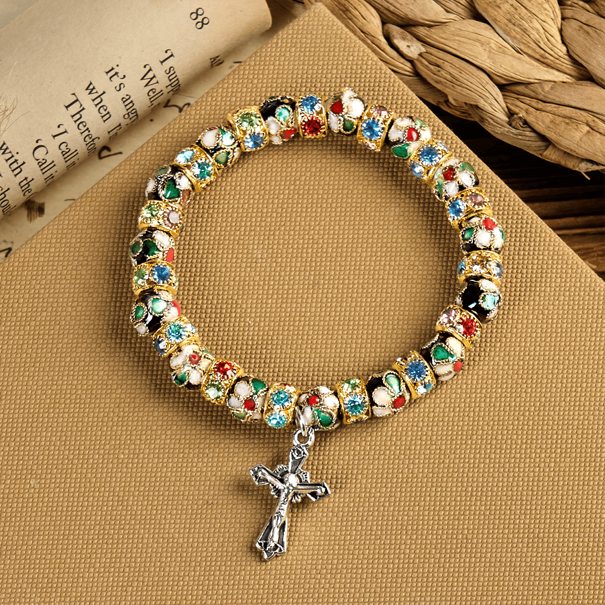Pulsera de Fe Atemporal con Cuentas de Cloisonné Hechas a Mano: Un Testimonio de la Presencia de Cristo