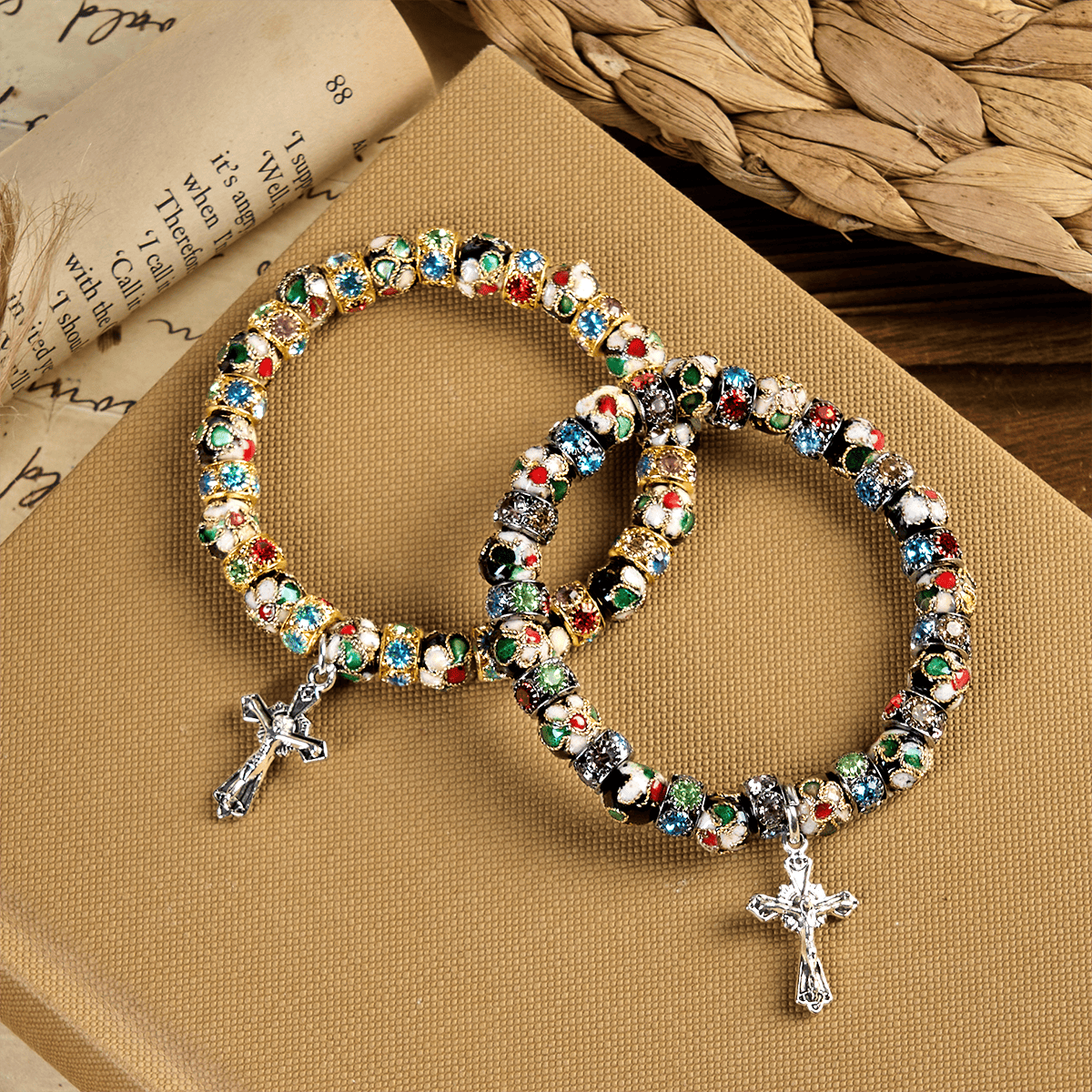 Pulsera de Fe Atemporal con Cuentas de Cloisonné Hechas a Mano: Un Testimonio de la Presencia de Cristo