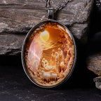 Collar con Colgante de Escena de Natividad de Vidrio