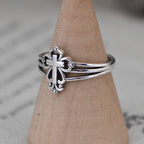 Anillo Ornamental de Cruz Estilo Catedral en Plata Esterlina con Scrolls Florales